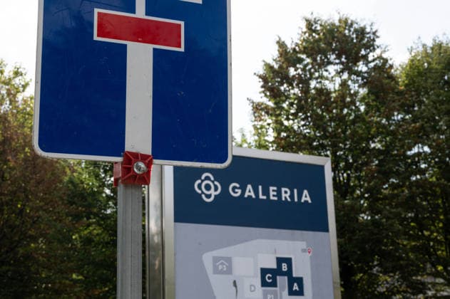 Die Kaufhauskette GALERIA hat zum vierten Mal einen Insolvenzantrag gestellt, Feature, Randmotiv, Symbolfoto, Baustellen-Absperrgitter, Signallampen, an der ehemaligen Galeria-Konzernzentrale in Essen, 02.10.2026