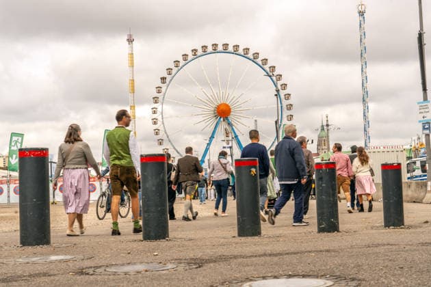 Sicherheitspoller am Südeingang zur Wiesn, Schutz vor Anschlägen, Freitagmittag, Oktoberfest, München, 2. Oktober 2026 Deutschland, München, 2. Oktober 2026, Sicherheitspoller am Südeingang zur Wiesn, Wiesnbesucher vor Riesenrad und BayernTower, Freitagmittag um 13 Uhr, Zufahrtssperren um Anschläge mit Fahrzeugen zu verhindern, Sicherheit, Bayern
