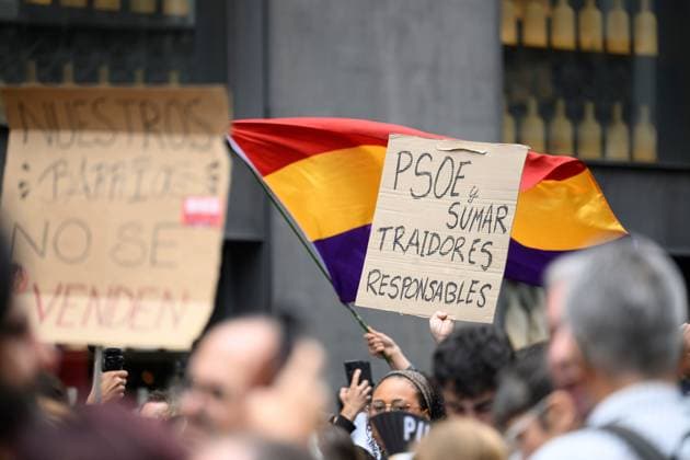 October 2, 2026, Madrid, Spain: MADRID, SPAIN, OCTOBER 2, 2026: Members and supporters of the Sindicato de Inquilinas e Inquilinos de Madrid take part in a demonstration outside the Congress of Deputies as lawmakers debate and vote on two government housing decrees aimed at strengthening tenant protections and increasing affordable housing supply. Madrid Spain - ZUMAq101 20261002_zna_q101_043 Copyright: xTomasxCallex