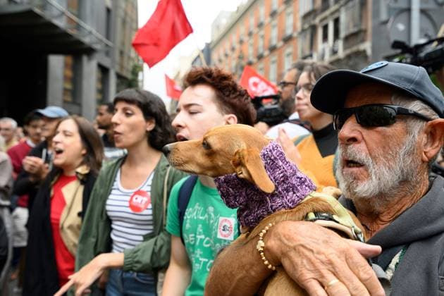 October 2, 2026, Madrid, Spain: MADRID, SPAIN, OCTOBER 2, 2026: Members and supporters of the Sindicato de Inquilinas e Inquilinos de Madrid take part in a demonstration outside the Congress of Deputies as lawmakers debate and vote on two government housing decrees aimed at strengthening tenant protections and increasing affordable housing supply. Madrid Spain  - ZUMAq101 20261002_zna_q101_032 Copyright: xTomasxCallex