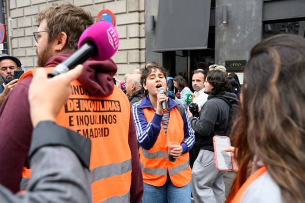 October 2, 2026, Madrid, Spain: MADRID, SPAIN, OCTOBER 2, 2026: Members and supporters of the Sindicato de Inquilinas e Inquilinos de Madrid take part in a demonstration outside the Congress of Deputies as lawmakers debate and vote on two government housing decrees aimed at strengthening tenant protections and increasing affordable housing supply. Madrid Spain  - ZUMAq101 20261002_zna_q101_034 Copyright: xTomasxCallex