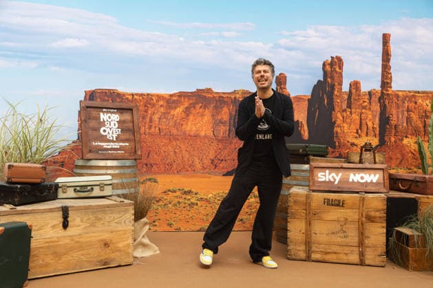 News - PHOTOCALL - SKY - NORD SUD OVEST EST LA LEGGENDARIA STORIA DEGLI 883 Sydney Sibilla during PHOTOCALL - SKY - NORD SUD OVEST EST LA LEGGENDARIA STORIA DEGLI 883 , News in Milano , Italy, October 02 2026 Milano Pelota Italy Copyright: xLucaxMichelix xLiveMediax LPN_2713301