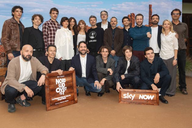 News - PHOTOCALL - SKY - NORD SUD OVEST EST LA LEGGENDARIA STORIA DEGLI 883 Il Cast con attori, sceneggiatori e regista di Nord Sud Ovest Est La leggendaria storia degli 883 during PHOTOCALL - SKY - NORD SUD OVEST EST LA LEGGENDARIA STORIA DEGLI 883 , News in Milano , Italy, October 02 2026 Milano Pelota Italy Copyright: xLucaxMichelix xLiveMediax LPN_2713311