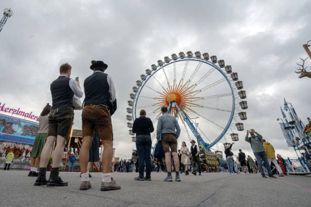 Wiesn weiter im Wetterglück: Trotz schwerer Regenwolken über dem Festgelände fiel am Freitagmittag kein einziger Tropfen, München, 2. Oktober 2026 Deutschland, München, 2. Oktober 2026, Wiesn weiter im Wetterglück: Trotz schwerer Regenwolken über dem Festgelände fiel am Freitagmittag kein einziger Tropfen, hier: um 12:15 Uhr, Bayern