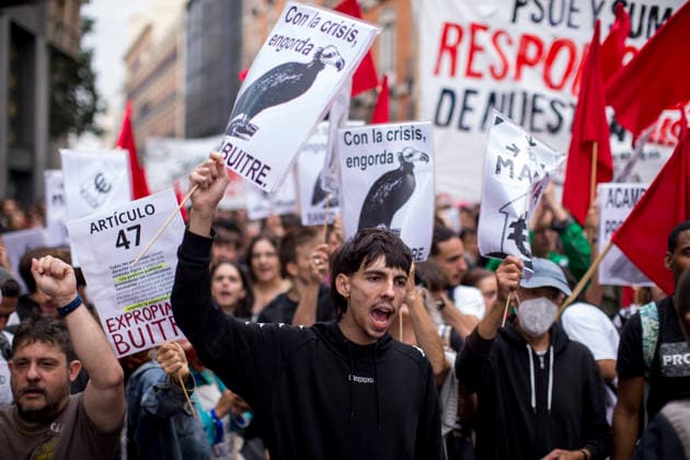 October 2, 2026, Madrid, Madrid, Spain: Protesters holding banners and keys have gathered outside the Congress of Deputies in Madrid, demanding the approval of measures to address the housing and rental crisis in Spain. The demonstration was organized by protesters who are camping out in Puerta del Sol in central Madrid. Madrid Spain  - ZUMAs296 20261002_znp_s296_001 Copyright: xLuisxSotox