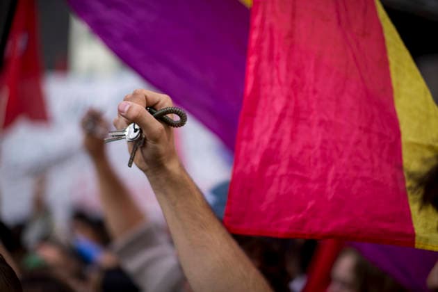 October 2, 2026, Madrid, Madrid, Spain: Protesters holding banners and keys have gathered outside the Congress of Deputies in Madrid, demanding the approval of measures to address the housing and rental crisis in Spain. The demonstration was organized by protesters who are camping out in Puerta del Sol in central Madrid. Madrid Spain  - ZUMAs296 20261002_znp_s296_010 Copyright: xLuisxSotox