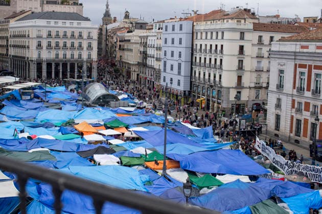 October 2, 2026, Madrid, Madrid, Spain: Protesters holding banners and keys have gathered outside the Congress of Deputies in Madrid, demanding the approval of measures to address the housing and rental crisis in Spain. The demonstration was organized by protesters who are camping out in Puerta del Sol in central Madrid. Madrid Spain  - ZUMAs296 20261002_znp_s296_011 Copyright: xLuisxSotox