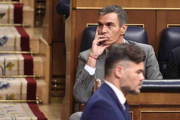 Congress Votes on Housing Decrees Prime Minister Pedro Sánchez during a plenary session in the Congress of Deputies on October 2, 2026, in Madrid, Spain. Congress is voting today on whether to ratify or repeal the two Royal Decrees on housing issued by the government this week in the Official State Gazette (BOE). Specifically, these are Royal Decree-Law 26 of 2026, dated September 29, which adopts urgent measures to protect the social function of housing and expand the supply of affordable housing, and Royal Decree-Law 27 2026, of September 29, adopting urgent measures to strengthen the stability of lease agreements for primary residences. OCTOBER 2, 2026 Madrid, Madrid, Spain Copyright: xEduardoxParrax 7815414