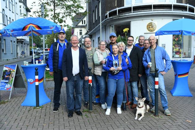 Infostand der AfD Oberhausen am 02.10.2026 am Osterfelder Markt in Oberhausen Mitglieder des KV Oberhausen stehen am Infostand. Vor Ort ist auch der AfD Landtagskandidat Kevin Burmeister.