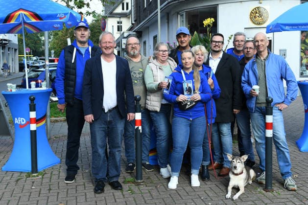 Infostand der AfD Oberhausen am 02.10.2026 am Osterfelder Markt in Oberhausen Mitglieder des KV Oberhausen stehen am Infostand. Vor Ort ist auch der AfD Landtagskandidat Kevin Burmeister.