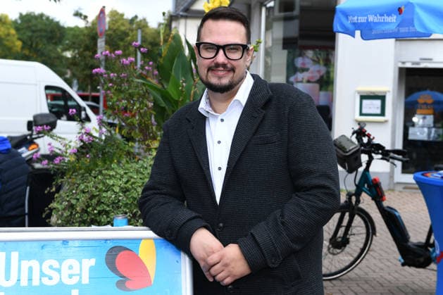 Infostand der AfD Oberhausen am 02.10.2026 am Osterfelder Markt in Oberhausen Mitglieder des KV Oberhausen stehen am Infostand. Vor Ort ist auch der AfD Landtagskandidat Kevin Burmeister.