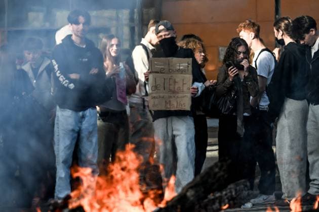 News Bilder des Tages HIGH SCHOOL STUDENT PROTEST PHOTOPQR OUEST FRANCE Martin ROCHE Caen October 2, 2026 This Friday, October 2, 2026, several hundred high school students gathered to block access to Malherbe High School in Caen, Calvados, Normandy. The students are protesting against overloaded class schedules, the cell phone policy, the Parcoursup college admissions system, police violence against their classmates, and the government’s lack of funding for the national education system. Photographer: Martin ROCHE, Ouest France, France. Fires have broken out at several schools in France as students protest by blockading educational institutions nationwide over school funding and learning conditions. Caen, FRANCE, France Copyright: xPHOTOPQR OUESTxFRANCE MAXPPPxMartinxROCHEx 20261002OFR1474 20261002OFR1474