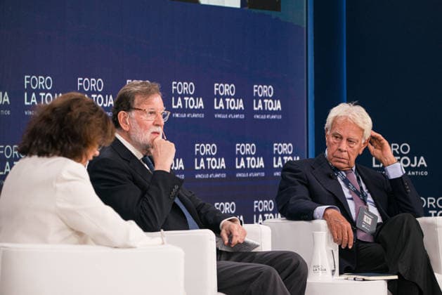 Second day of the La Toja Vínculo Atlántico Forum: Former Prime Ministers Mariano Rajoy (center) and Felipe González (right) during the La Toja Vínculo Atlántico Forum on October 2, 2026, in O Grove, Pontevedra, Galicia, Spain. The La Toja Vínculo Atlántico Forum is a renowned annual forum for debate and reflection focused on the defense of liberal democracy, the Atlantic partnership, and international cooperation. Founded in 2019 on the initiative of Josep Piqué, Amancio López Seijas, and the Hotusa Group, it brings together prominent political and business leaders, academics, and representatives of civil society on the island of La Toja. OCTOBER 2, 2026 Elena Ferná O Grove, Pontevedra, Galicia O Grove, Pontevedra, Galicia, Spain Copyright: xElenaxFernandezx 7815462