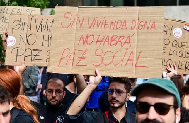 October 2, 2026, Madrid, Madrid, SPAIN: Tenants and housing activists gather outside the Congress of Deputies in Madrid during a demonstration called by the Sindicato de Inquilinas e Inquilinos de Madrid. The protest takes place on the Spanish Parliament votes on two Royal Decree-Laws on housing: one concerning measures to protect the social function of housing and increase affordable housing supply, and another aimed at strengthening the stability of habitual rental contracts. The demonstration was organized to pressure lawmakers during the vote. Junts had announced its opposition to the measures, while PP and Vox were also expected to vote against them. Madrid SPAIN - ZUMAz108 20261002_znp_z108_043 Copyright: xRichardxZubelzux