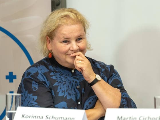 2026-10-02-Pressekonferenz-Gesundheit-Österreich Bundesministerin für Arbeit, Soziales, Gesundheit, Pflege und Konsumentenschutz Korinna Schumann (SPÖ) am 2 Oktober 2026 bei der Pressekonferenz zur Bilanz 5 Jahre PVE Sonnwendviertel medizinische Versorgung und psychosoziale Unterstützung unter einem Dach im PVE Sonnwendviertel in Wien, Wien, Österreichr