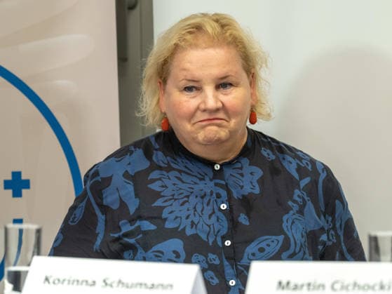 2026-10-02-Pressekonferenz-Gesundheit-Österreich Bundesministerin für Arbeit, Soziales, Gesundheit, Pflege und Konsumentenschutz Korinna Schumann (SPÖ) am 2 Oktober 2026 bei der Pressekonferenz zur Bilanz 5 Jahre PVE Sonnwendviertel medizinische Versorgung und psychosoziale Unterstützung unter einem Dach im PVE Sonnwendviertel in Wien, Wien, Österreichr