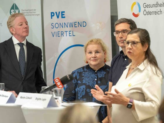 2026-10-02-Pressekonferenz-Gesundheit-Österreich Vorsitzender des Verwaltungsrates Peter McDonald (Österreichische Gesundheitskasse), Bundesministerin für Arbeit, Soziales, Gesundheit, Pflege und Konsumentenschutz Korinna Schumann (SPÖ), ärztlicher Leiter Martin Cichocki (PVE Sonnwendviertel) und Link-Workerin für Social Prescribing Brigitte Lagler (PVE Sonnwendviertel) am 2 Oktober 2026 bei der Pressekonferenz zur Bilanz 5 Jahre PVE Sonnwendviertel medizinische Versorgung und psychosoziale Unterstützung unter einem Dach im PVE Sonnwendviertel in Wien, Wien, Österreichr