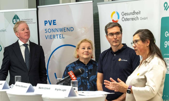 2026-10-02-Pressekonferenz-Gesundheit-Österreich Vorsitzender des Verwaltungsrates Peter McDonald (Österreichische Gesundheitskasse), Bundesministerin für Arbeit, Soziales, Gesundheit, Pflege und Konsumentenschutz Korinna Schumann (SPÖ), ärztlicher Leiter Martin Cichocki (PVE Sonnwendviertel) und Link-Workerin für Social Prescribing Brigitte Lagler (PVE Sonnwendviertel) am 2 Oktober 2026 bei der Pressekonferenz zur Bilanz 5 Jahre PVE Sonnwendviertel medizinische Versorgung und psychosoziale Unterstützung unter einem Dach im PVE Sonnwendviertel in Wien, Wien, Österreichr