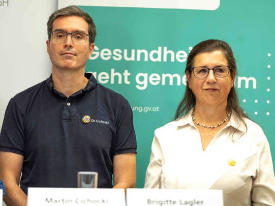 2026-10-02-Pressekonferenz-Gesundheit-Österreich ärztlicher Leiter Martin Cichocki (PVE Sonnwendviertel) und Link-Workerin für Social Prescribing Brigitte Lagler (PVE Sonnwendviertel) am 2 Oktober 2026 bei der Pressekonferenz zur Bilanz 5 Jahre PVE Sonnwendviertel medizinische Versorgung und psychosoziale Unterstützung unter einem Dach im PVE Sonnwendviertel in Wien, Wien, Österreichr