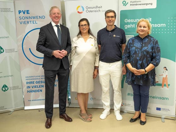 2026-10-02-Pressekonferenz-Gesundheit-Österreich Vorsitzender des Verwaltungsrates Peter McDonald (Österreichische Gesundheitskasse), Link-Workerin für Social Prescribing Brigitte Lagler (PVE Sonnwendviertel), ärztlicher Leiter Martin Cichocki (PVE Sonnwendviertel) und Bundesministerin für Arbeit, Soziales, Gesundheit, Pflege und Konsumentenschutz Korinna Schumann (SPÖ) am 2 Oktober 2026 bei der Pressekonferenz zur Bilanz 5 Jahre PVE Sonnwendviertel medizinische Versorgung und psychosoziale Unterstützung unter einem Dach im PVE Sonnwendviertel in Wien, Wien, Österreichr