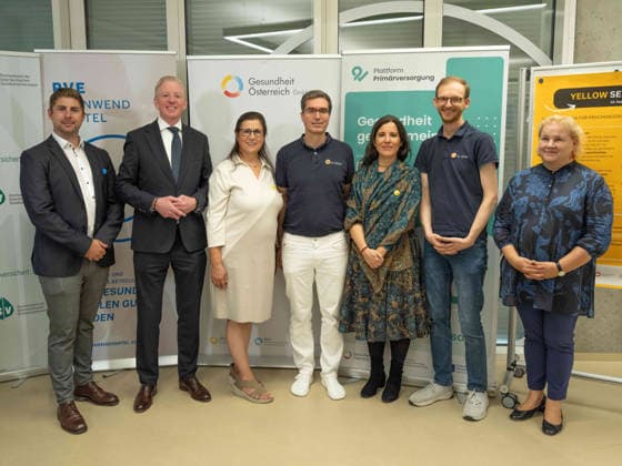 2026-10-02-Pressekonferenz-Gesundheit-Österreich Vorsitzender des Verwaltungsrates Peter McDonald (Österreichische Gesundheitskasse), Link-Workerin für Social Prescribing Brigitte Lagler (PVE Sonnwendviertel), ärztlicher Leiter Martin Cichocki (PVE Sonnwendviertel) und Bundesministerin für Arbeit, Soziales, Gesundheit, Pflege und Konsumentenschutz Korinna Schumann (SPÖ) am 2 Oktober 2026 bei der Pressekonferenz zur Bilanz 5 Jahre PVE Sonnwendviertel medizinische Versorgung und psychosoziale Unterstützung unter einem Dach im PVE Sonnwendviertel in Wien, Wien, Österreichr