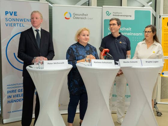 2026-10-02-Pressekonferenz-Gesundheit-Österreich Vorsitzender des Verwaltungsrates Peter McDonald (Österreichische Gesundheitskasse), Bundesministerin für Arbeit, Soziales, Gesundheit, Pflege und Konsumentenschutz Korinna Schumann (SPÖ), ärztlicher Leiter Martin Cichocki (PVE Sonnwendviertel) und Link-Workerin für Social Prescribing Brigitte Lagler (PVE Sonnwendviertel) am 2 Oktober 2026 bei der Pressekonferenz zur Bilanz 5 Jahre PVE Sonnwendviertel medizinische Versorgung und psychosoziale Unterstützung unter einem Dach im PVE Sonnwendviertel in Wien, Wien, Österreichr