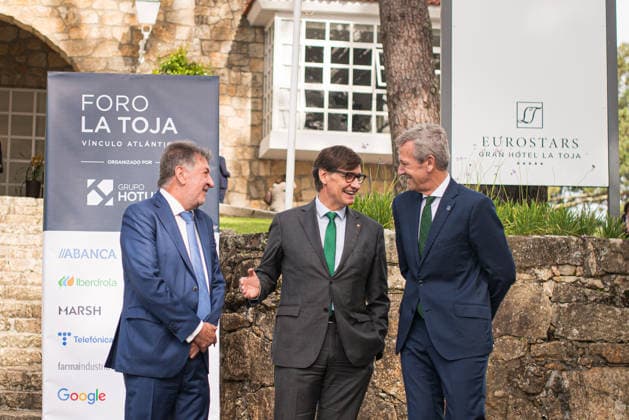 Second day of the La Toja Vínculo Atlántico Forum: The president of the Xunta de Galicia, Alfonso Rueda (left), and the president of the Generalitat, Salvador Illa (right), during the La Toja Vínculo Atlántico Forum on October 2, 2026, in O Grove, Pontevedra, Galicia, Spain. The La Toja Vínculo Atlántico Forum is a renowned annual forum for debate and reflection focused on the defense of liberal democracy, the Atlantic partnership, and international cooperation. Founded in 2019 on the initiative of Josep Piqué, Amancio López Seijas, and the Hotusa Group, it brings together prominent political and business leaders, academics, and representatives of civil society on the island of La Toja. OCTOBER 2, 2026 Elena Ferná O Grove, Pontevedra, Gali Copyright: xElenaxFernandezx 7815512