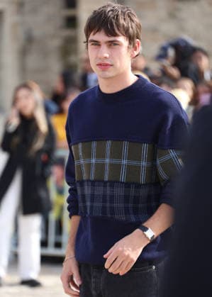 Spike Fearn arrives at the Loewe Women s Ready-to-Wear Spring Summer 2027 show during Paris Fashion Week (PFW) on the Esplanade Saint-Louis in Paris, France, on October 2, 2026. Denis Guignebourg, Bestimage. Arrivals at the Loewe Women’s Ready-to-Wear Spring Summer 2027 show as part of Paris Fashion Week on October 2, 2026, in Paris, France. Paris, France  Copyright: xDenisxGuignebourgx xBestimagexDenisxGuignebourgx xBestimagex