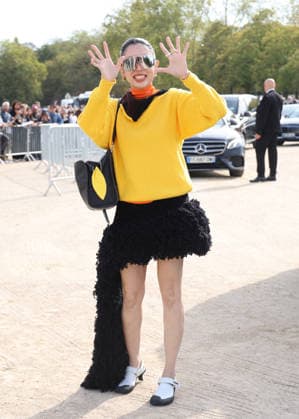 Guests arriving at the Loewe Women’s Ready-to-Wear Spring Summer 2027 show during Paris Fashion Week (PFW) on the Esplanade Saint-Louis in Paris, France, on October 2, 2026. Denis Guignebourg, Bestimage. Arrivals at the Loewe Women’s Ready-to-Wear Spring Summer 2027 show as part of Paris Fashion Week on October 2, 2026, in Paris, France. Paris, France  Copyright: xDenisxGuignebourgx xBestimagexDenisxGuignebourgx xBestimagex