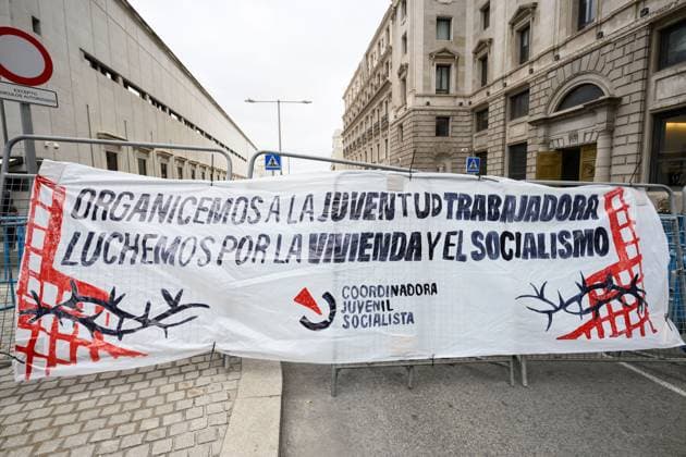 Tenants protest during housing decree vote MADRID, SPAIN, OCTOBER 2, 2026: Members and supporters of the Sindicato de Inquilinas e Inquilinos de Madrid take part in a demonstration outside the Congress of Deputies as lawmakers debate and vote on two government housing decrees aimed at strengthening tenant protections and increasing affordable housing supply. Madrid Spain Copyright: x xTomasxCallex xJNAxPressx