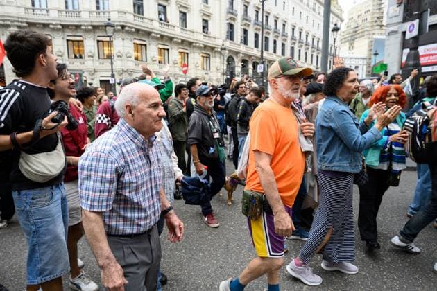 Tenants protest during housing decree vote MADRID, SPAIN, OCTOBER 2, 2026: Members and supporters of the Sindicato de Inquilinas e Inquilinos de Madrid take part in a demonstration outside the Congress of Deputies as lawmakers debate and vote on two government housing decrees aimed at strengthening tenant protections and increasing affordable housing supply. Madrid Spain Copyright: x xTomasxCallex xJNAxPressx
