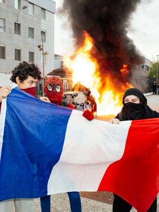 High School Student Protests Spread Across France - Montauban Three young people holding a French flag in front of the burnt-out bins at Antoine Bourdelle High School. Blockades at the Bourdelle and Michelet secondary schools in Montauban. The students protest continues this Friday, 2 October, in Occitanie and across all regions of France. In Montauban, police are securing the Antoine Bourdelle secondary school, where several rubbish bins have been set alight. France, Montauban, 2 October 2026. Photo by Patricia Huchot-Boissier ABACAPRESS.COM Montauban OCCITANIE France  Copyright: xHuchot-BoissierxPatricia ABACAx