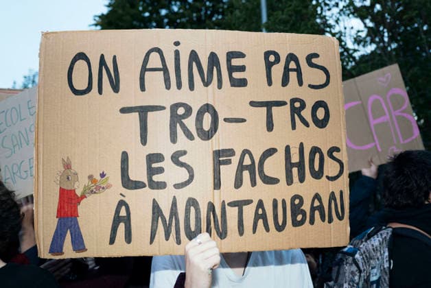 High School Student Protests Spread Across France - Montauban A placard - We don t really like fascists in Montauban. Roadblock and placards outside Michelet Sixth Form College. Blockades at the Bourdelle and Michelet secondary schools in Montauban. The students protest continues this Friday, 2 October, in Occitanie and across all regions of France. In Montauban, police are securing the Antoine Bourdelle secondary school, where several rubbish bins have been set alight. France, Montauban, 2 October 2026. Photo by Patricia Huchot-Boissier ABACAPRESS.COM Montauban OCCITANIE France  Copyright: xHuchot-BoissierxPatricia ABACAx