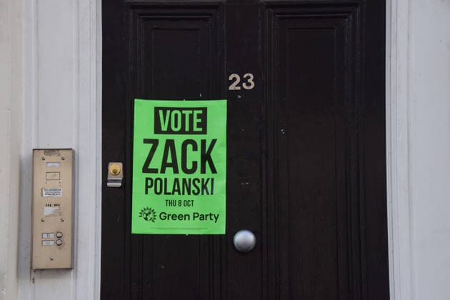 October 2, 2026, London, England, United Kingdom: A sign in support of Zack Polanski is displayed outside a house in Bloomsbury. Green Party leader Zack Polanski is the party s candidate in the upcoming Holborn and St Pancras by-election. London United Kingdom  - ZUMAv130 20261002_zip_v130_001 Copyright: xVukxValcicx