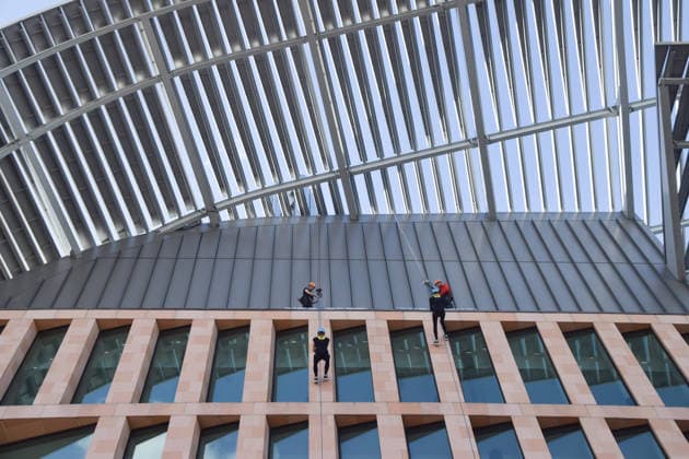 October 2, 2026, London, England, United Kingdom: People abseil down the Francis Crick Institute building to raise money for Cancer Research UK. London United Kingdom  - ZUMAv130 20261002_zip_v130_006 Copyright: xVukxValcicx