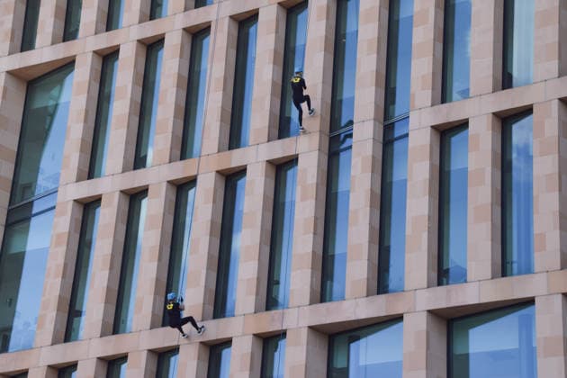 News Bilder des Tages October 2, 2026, London, England, United Kingdom: People abseil down the Francis Crick Institute building to raise money for Cancer Research UK. London United Kingdom  - ZUMAv130 20261002_zip_v130_009 Copyright: xVukxValcicx