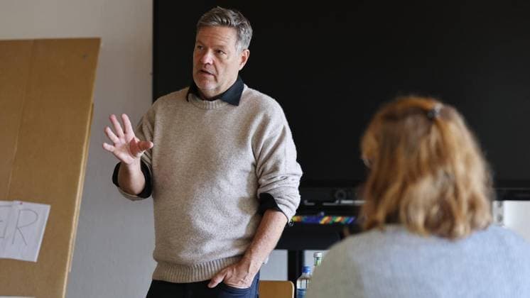 Robert Habeck stellt sich den Fragen der künftigen ErzieherInnen an der Gesamtschule Bleibergquelle ** NUR FÜR REDAKTIONELLE ZWECKE ** EDITORIAL USE ONLY **<p>Robert Habeck stellt sich den Fragen der künftigen Erzieher am 02. Oktober 2026 in der Christlichen Gesamtschule Bleibergquelle in Velbert. Deutschland Nordrhein-Westfalen Velbert Copyright: ChristofxKöpsel