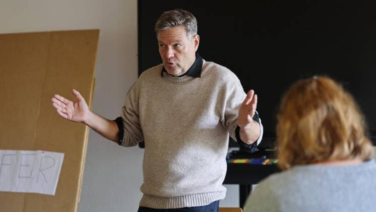 Robert Habeck stellt sich den Fragen der künftigen ErzieherInnen an der Gesamtschule Bleibergquelle ** NUR FÜR REDAKTIONELLE ZWECKE ** EDITORIAL USE ONLY **<p>Robert Habeck stellt sich den Fragen der künftigen Erzieher am 02. Oktober 2026 in der Christlichen Gesamtschule Bleibergquelle in Velbert. Deutschland Nordrhein-Westfalen Velbert Copyright: ChristofxKöpsel