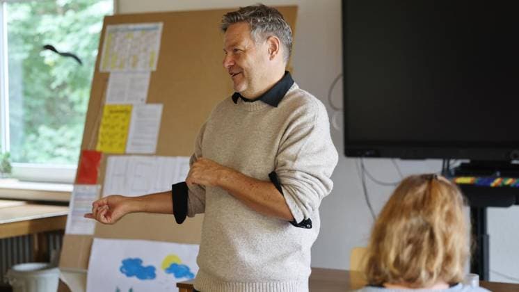 Robert Habeck stellt sich den Fragen der künftigen ErzieherInnen an der Gesamtschule Bleibergquelle ** NUR FÜR REDAKTIONELLE ZWECKE ** EDITORIAL USE ONLY **<p>Robert Habeck stellt sich den Fragen der künftigen Erzieher am 02. Oktober 2026 in der Christlichen Gesamtschule Bleibergquelle in Velbert. Deutschland Nordrhein-Westfalen Velbert Copyright: ChristofxKöpsel