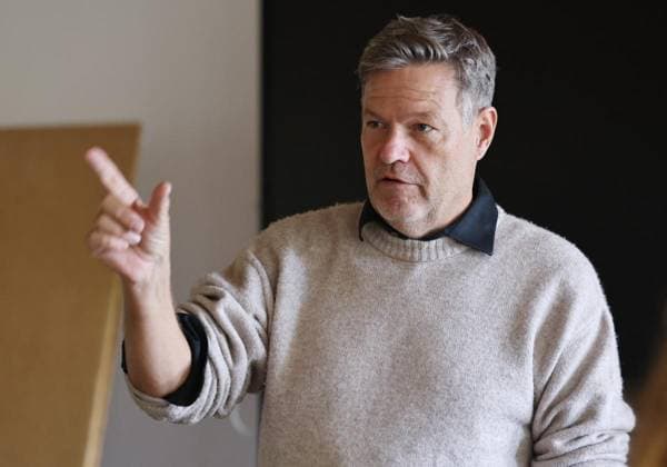 News Bilder des Tages Robert Habeck stellt sich den Fragen der künftigen ErzieherInnen an der Gesamtschule Bleibergquelle ** NUR FÜR REDAKTIONELLE ZWECKE ** EDITORIAL USE ONLY **<p>Robert Habeck stellt sich den Fragen der künftigen Erzieher am 02. Oktober 2026 in der Christlichen Gesamtschule Bleibergquelle in Velbert. Deutschland Nordrhein-Westfalen Velbert Copyright: ChristofxKöpsel