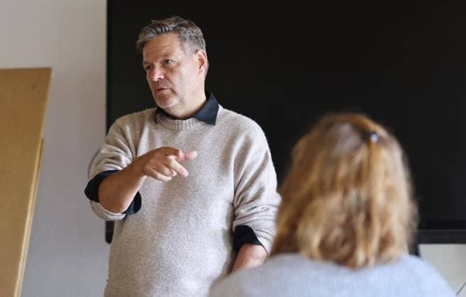 Robert Habeck stellt sich den Fragen der künftigen ErzieherInnen an der Gesamtschule Bleibergquelle ** NUR FÜR REDAKTIONELLE ZWECKE ** EDITORIAL USE ONLY **<p>Robert Habeck stellt sich den Fragen der künftigen Erzieher am 02. Oktober 2026 in der Christlichen Gesamtschule Bleibergquelle in Velbert. Deutschland Nordrhein-Westfalen Velbert Copyright: ChristofxKöpsel