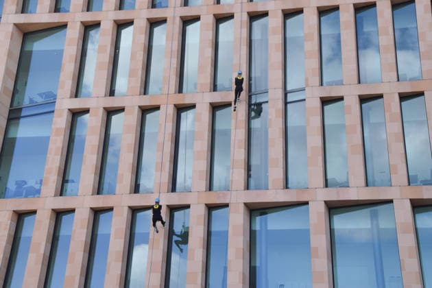 October 2, 2026, London, England, United Kingdom: People abseil down the Francis Crick Institute building to raise money for Cancer Research UK. London United Kingdom - ZUMAv130 20261002_zip_v130_011 Copyright: xVukxValcicx