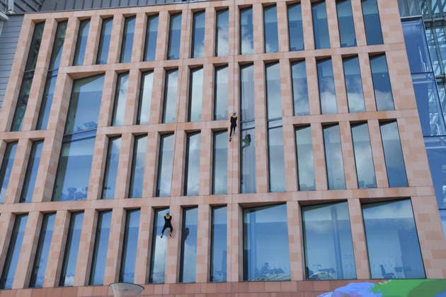 October 2, 2026, London, England, United Kingdom: People abseil down the Francis Crick Institute building to raise money for Cancer Research UK. London United Kingdom  - ZUMAv130 20261002_zip_v130_013 Copyright: xVukxValcicx