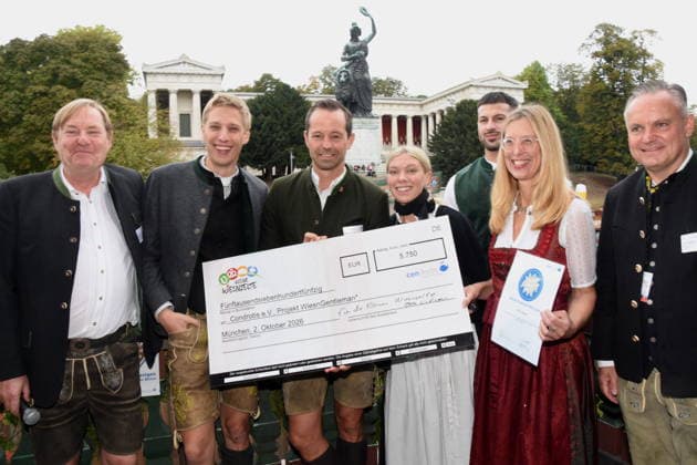 Frederik Kronthaler Vorstand Condrobs bekam Scheck Überreicht von Otto Lindinger Vorstand der Kleinen Wiesnwirte Dominik Krause Oberbürgermeister Daria Aigner Augustiner Festzelt Bedienung Wiesn Courage Preisträgerin 2026 Katrin Bahr Condrobs GF. Dr Christian Scharpf Wirtschaftreferent München 02.10.2026 Theresienwiesn Oktoberfest Käferschänke Condrobs Wiesn Courage Preis 2026 Verleihung Foto Muenchen
