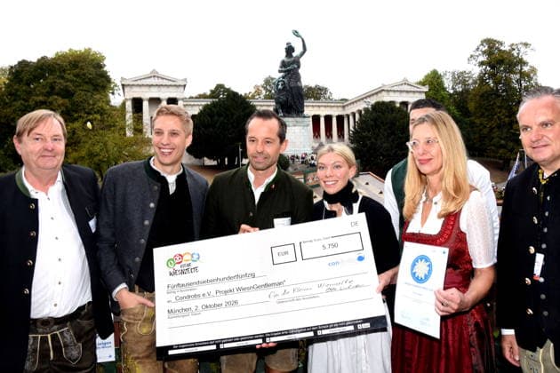 Frederik Kronthaler Vorstand Condrobs bekam Scheck Überreicht von Otto Lindinger Vorstand der Kleinen Wiesnwirte Dominik Krause Oberbürgermeister Daria Aigner Augustiner Festzelt Bedienung Wiesn Courage Preisträgerin 2026 Katrin Bahr Condrobs GF. Dr Christian Scharpf Wirtschaftreferent München 02.10.2026 Theresienwiesn Oktoberfest Käferschänke Condrobs Wiesn Courage Preis 2026 Verleihung Foto Muenchen