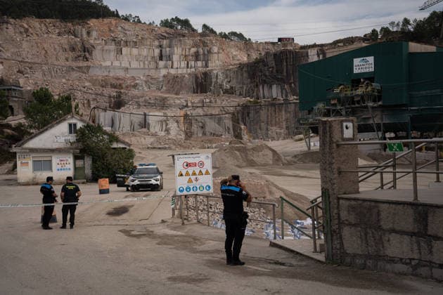 Four workers were injured, one seriously, following an explosion at a quarry in O Porrino, Pontevedra. Several Civil Guard and Local Police officers were at the scene on October 2, 2026, in O Porrino, Pontevedra, Galicia, Spain. Four workers have been injured, one of them seriously, following an explosion this Friday at a quarry located in the Pontevedra town of O Porrino. According to 112 Galicia, emergency teams are still working at the scene of the accident at this time, after the Integrated Emergency Response Center received a call at approximately 1:10 p.m. from a member of the public requesting medical assistance for several injured workers following an explosion at a quarry in the parish of Atios. OCTOBER 2, 2026 EXPLOSION INCIDENTI Copyright: xAdrianxIragox 7815723