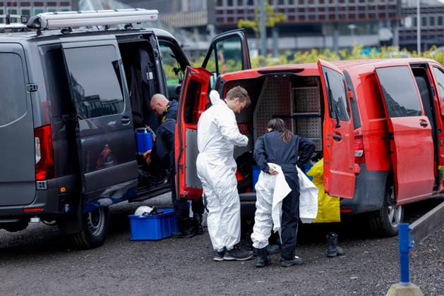 Eksplosjon pa okern i Oslo Oslo 20261002. Krimteknikkere har ankommet. Politiet evakuerer et omrade og setter sikkerhetsavstand rundt bygget etter en mulig eksplosjon pa okern i Oslo. Foto: Hanna Johre NTB Oslo Norge xDuNQMcHhuo EDITORIAL USE ONLY Ref:_BNCxDuNQMcHhuo.jpg Copyright: xHannaxJohrex xNTBx