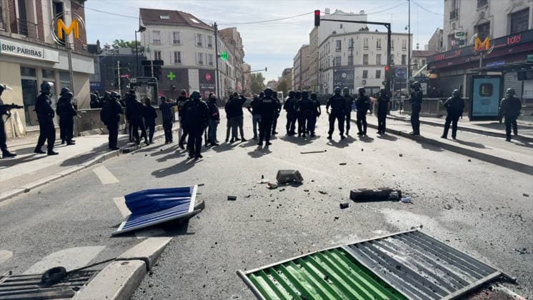 Clashes During Student Protest - Pantin Videograbs - Clashes between students and police during a student protest in Pantin, near Paris, France, on October 2, 2026. Since late September, students have been organizing protests outside their schools to highlight various issues, ranging from class schedules and class sizes to teacher shortages and excessive heat in classrooms during this year’s heat waves. These protests began in Île-de-France, the Paris region, but have now spread to other cities across the country. Photo by CLPRESS ABACAPRESS.COM Pantin France  Copyright: xCLPRESS ABACAx