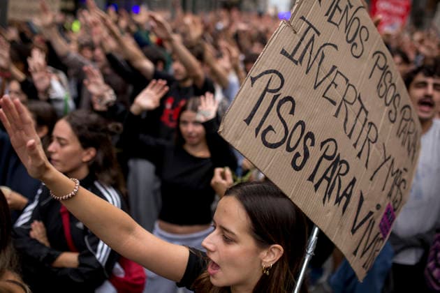 October 2, 2026, Madrid, Spain: A protester raises her hand and shouts while holding a placard during the demonstration. The protest in front of the Congress of Deputies in Madrid, demanding the approval of measures to address the housing and rental crisis in Spain. The demonstration was organized by protesters camping in Puerta del Sol in central Madrid. Madrid Spain - ZUMAs197 20261002_aaa_s197_072 Copyright: xLuisxSotox