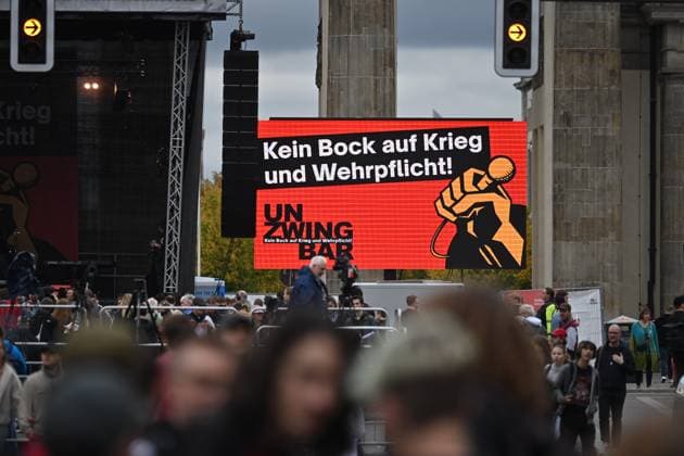 Menschen protestieren am 02.10.2026 vor dem Brandenburger Tor unter dem Motto Unzwingbar - Kein Bock auf Krieg und Wehrpflicht . Zu den Veranstaltern der Demonstration zaehlen unter anderem Attac, die Deutsche Friedensgesellschaft und der Internationale Jugendverband. In einem vorab verbreiteten Aufruf stellten sich die Organisationen etwa gegen eine Wiedereinfuehrung der Wehrpflicht und die Anwerbung Jugendlicher unter 18 Jahren fuer die Bundeswehr. Das Buendnis forderte zudem mehr Geld fuer Bildung, Gesundheit und Soziales statt fuer Krieg. Angekuendigt waren Redebeitraege unter anderem von Gewerkschaftern, Schueler- und Studentengruppen und der Schulstreikbewegung. Daneben sollte es Auftritte mehrerer Bands und Musiker geben. (Siehe epd Copyright: epd-bild ChristianxDitsch epd-Demo_Wehrpflicht2-kopieren